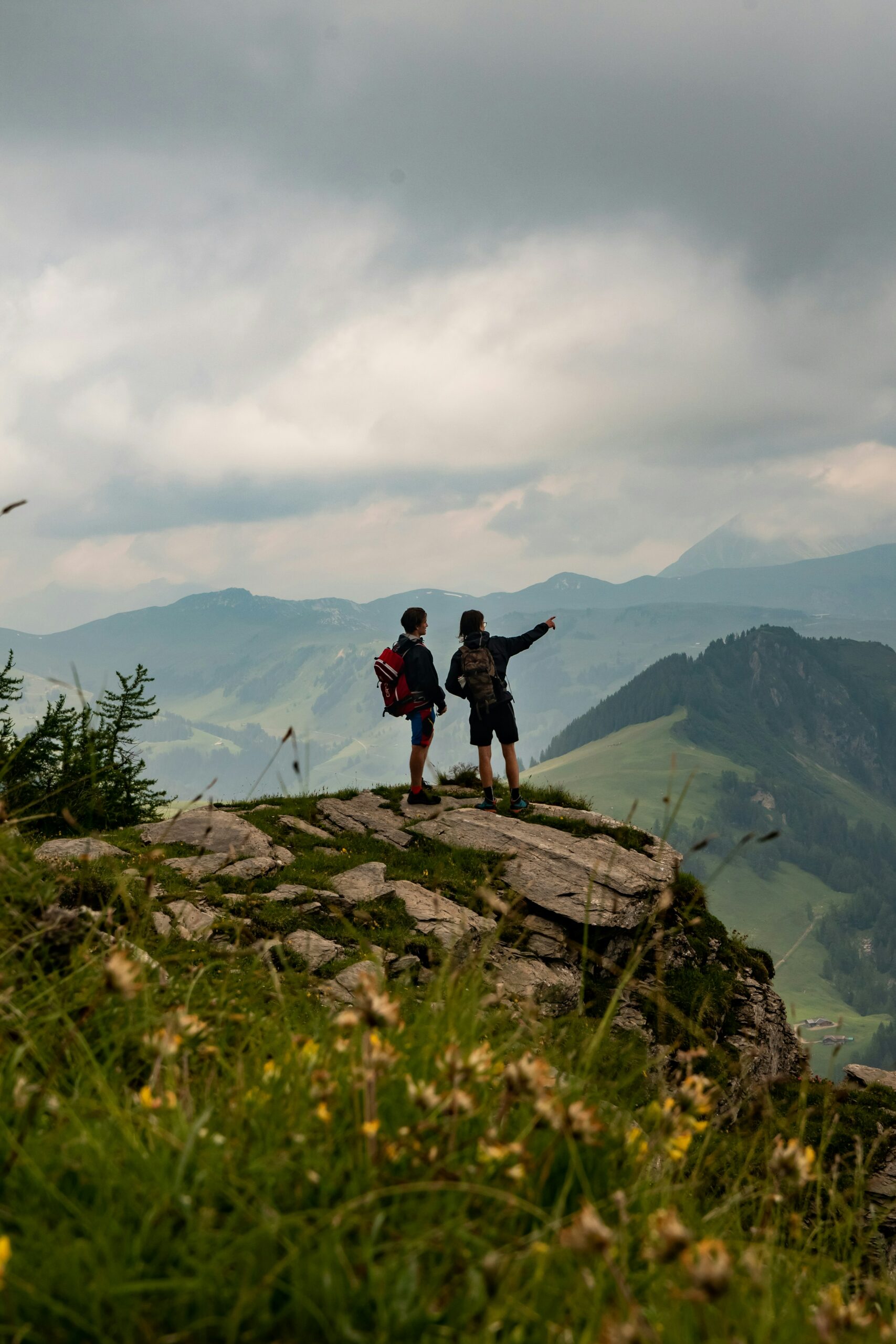 Deux personnes au sommet d'une montagne